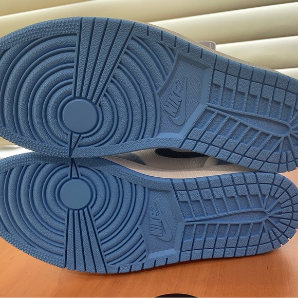 Air Jordan 1 Retro High OG 'University Blue' in size 10 - Picture 4 of 5